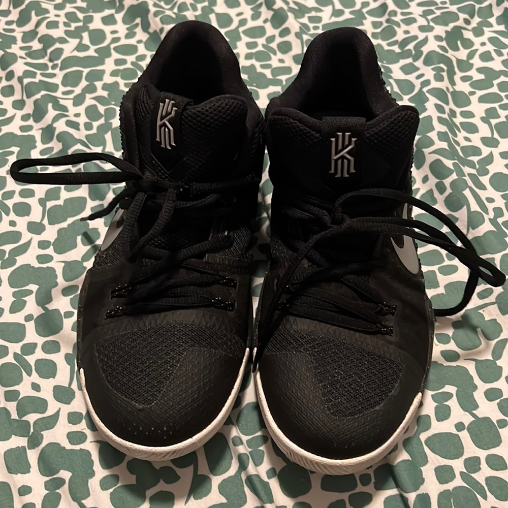 Nike Kylie Irving size 6 youth